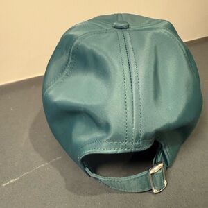 Alo Yoga top satin winter ivy off-duty cap